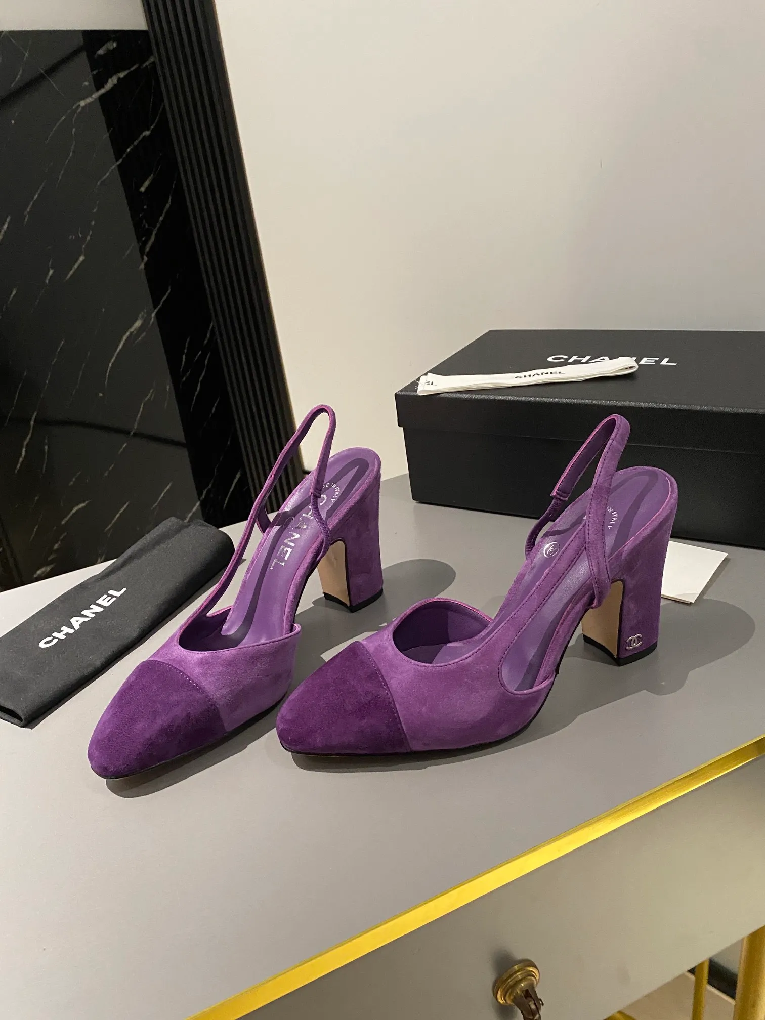 👟👟Ex-factory price 520👟👟 Purchase grade, high-heeled version, Chanel classic slingback sandals. We have been making this model for the past few years. This year, we will re-purchase the version and make a detailed copy again. I found that the upper lines and body comfort of the new version have been slightly adjusted! The brand won't say anything because the overall appearance difference is not big and it doesn't affect wearing. All colors now produced are produced according to the latest styles! What you buy is the latest classic model from the counter, made of imported mixed sheepskin surface material, imported mixed sheepskin, and Italian imported cowhide leather soles! High heels 9.5cm Size: 35-39 Other sizes can be customized (customized sizes 34, 40, 41, 42, 43 are non-refundable and non-exchangeable)